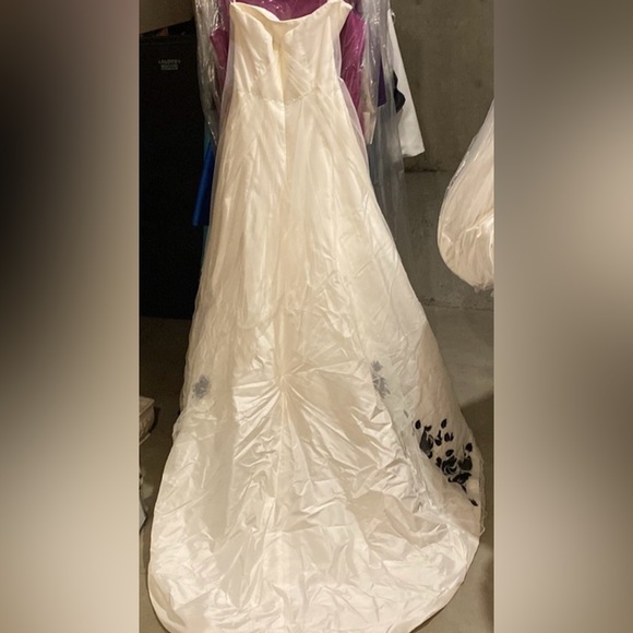 Nina Duong Couture a-line ‘Victoria’ wedding gown - Picture 7 of 10